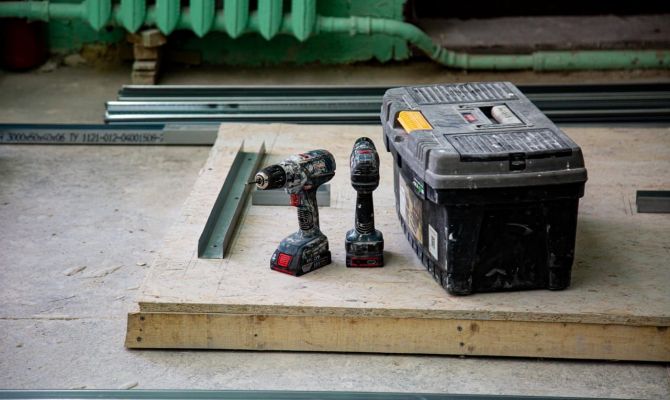 В Туле рабочий во время ремонта квартиры украл у хозяйки электроинструмент и деньги