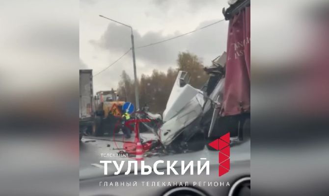 На трассе М-4 под Тулой столкнулись две фуры: погиб один человек