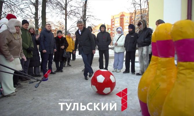 Губернатор Дмитрий Миляев сыграл со студентами в боулинг футбольным мячом