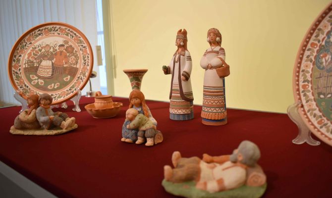 В Чекалине открыли выставку яснополянской керамики