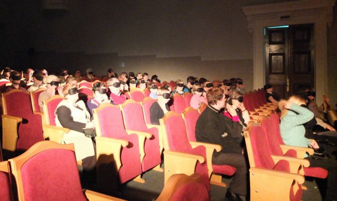 Тулякам с ограниченными возможностями здоровья показали "спектакль-невидимку"