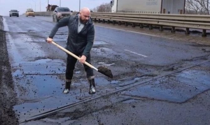 Глава Новомосковска Алексей Бирюлин пообещал подарок автору лучших мемов с собой