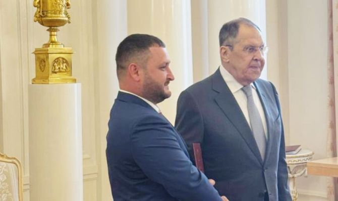Сергей Лавров вручил диплом МГИМО ветерану СВО из Тульской области