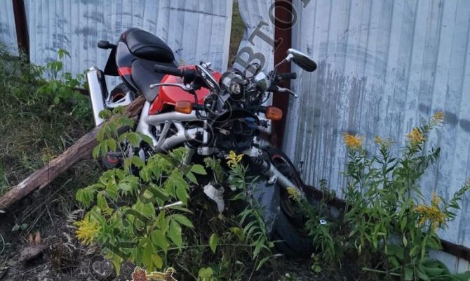 В Косой горе тулячка на мотоцикле без прав врезалась в забор