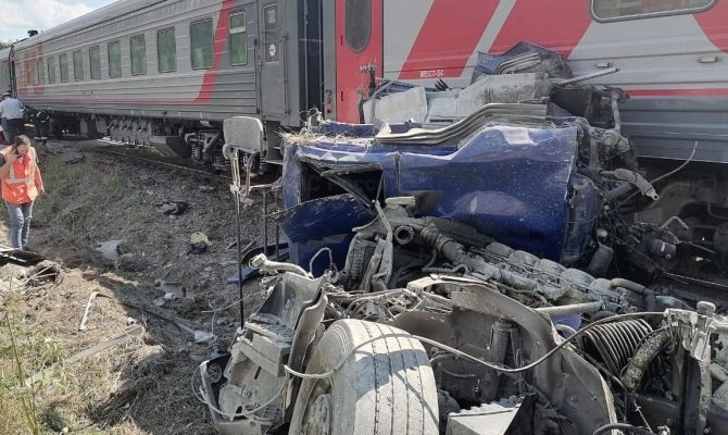 Под Калугой поезд протаранил цементовоз: всех пассажиров доставят в Тулу