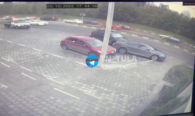 В Новомосковске мужчина на внедорожнике въехал в припаркованную машину и скрылся с места ДТП