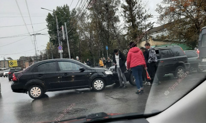 На пересечении Октябрьской и Токарева в Туле произошло тройное ДТП
