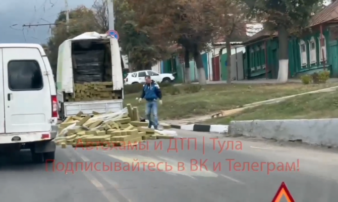 На улице Октябрьской в Туле грузовик «растерял» утеплитель