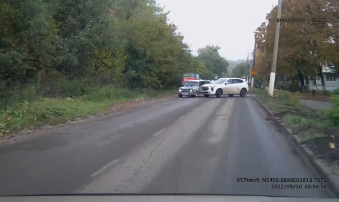 В Новомосковске кроссовер при повороте выбросил легковушку с дороги