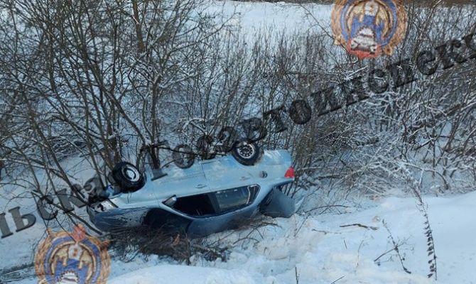 На трассе М-2 "Крым" под Алексином перевернулась иномарка