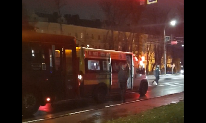На улице Мира в Туле столкнулись троллейбус и маршрутка