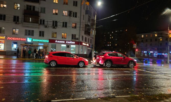В Туле на Красноармейском проспекте столкнулись две иномарки