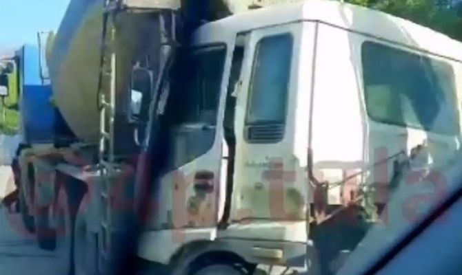 В Туле на дороге не смогли разъехаться цементовоз и грузовик