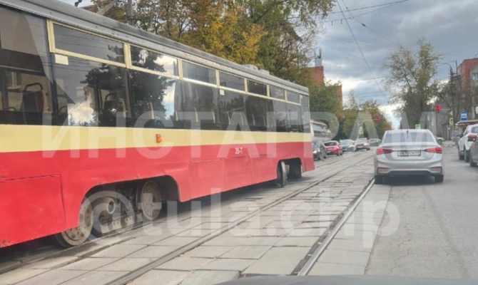 На улице Оружейной в Туле трамвай сошел с рельсов