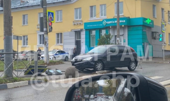 На улице Николая Руднева в Туле сбили светофор