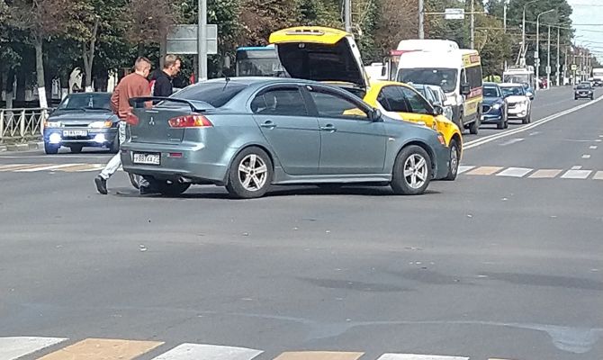 В Туле автомобиль такси попал в ДТП на проспекте Ленина