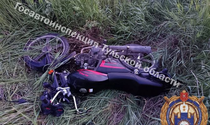 В Куркинском районе водитель и пассажир мопеда съехали в кювет: юношей госпитализировали