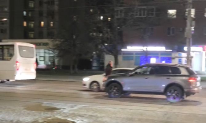 В Туле на улице Советской произошло ДТП с участием автобуса и кроссовера