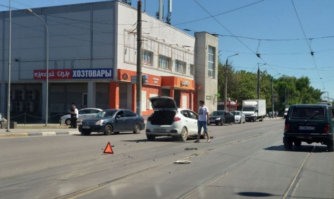 На улице Оборонной в Туле столкнулись 2 автомобиля