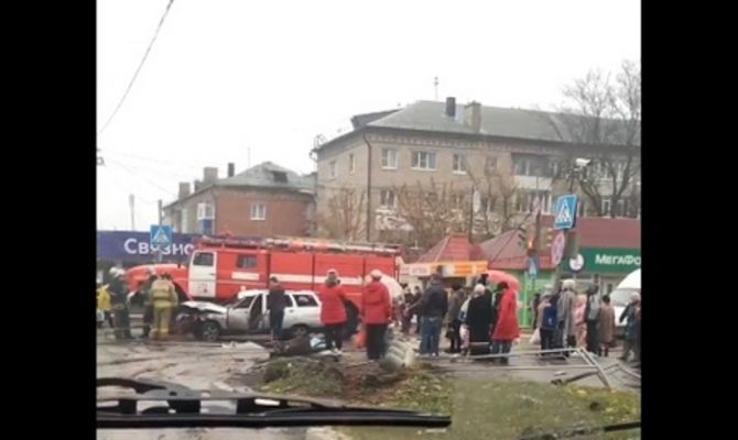 В Ефремове водитель снес столб и светофор и перевернулся на машине