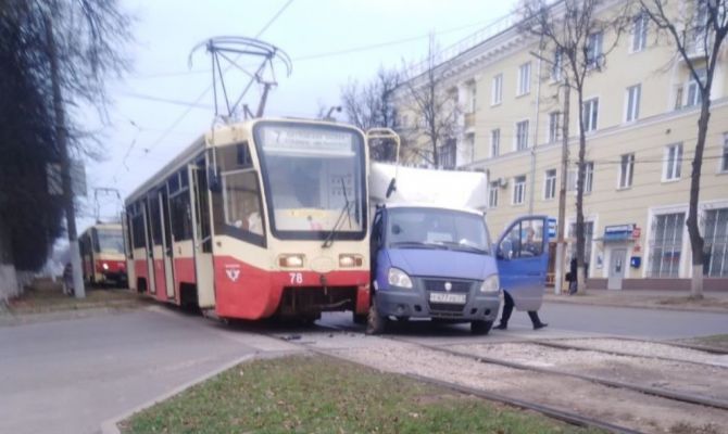 В Туле "ГАЗель" потеснила на дороге трамвай