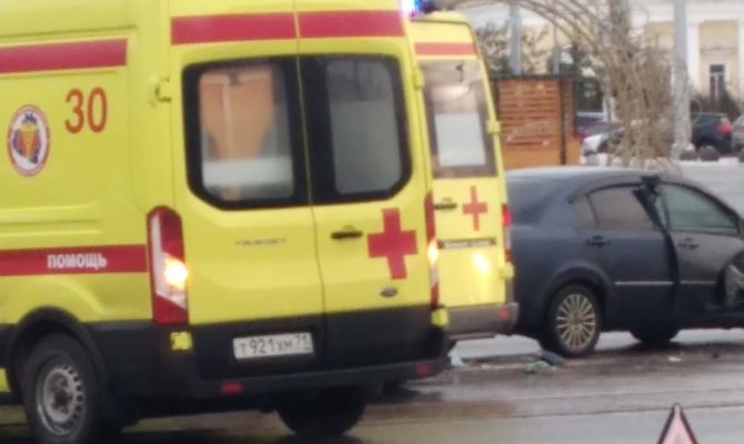 На пересечении проспекта Ленина и улицы Советской в Туле столкнулись "скорая помощь" и иномарка