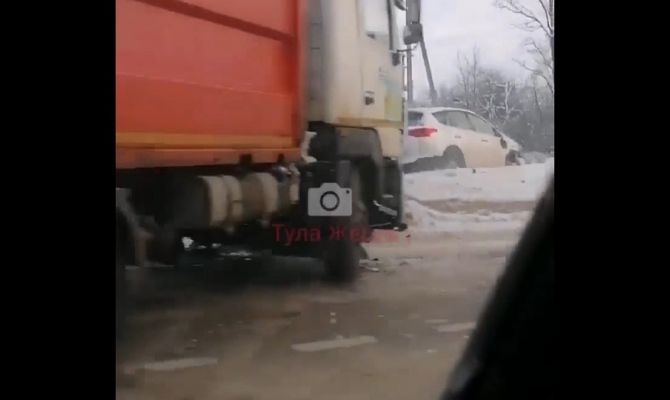 В Узловском районе на дороге столкнулись мусоровоз и "Тойота"