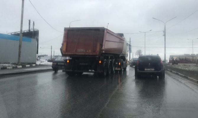 В Туле мусоровоз столкнулся с самосвалом