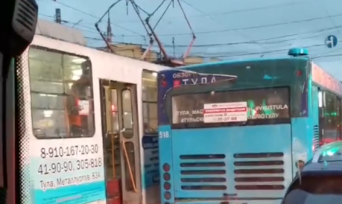 Из-за ДТП с автобусом и трамваем в центре Тулы образовалась пробка