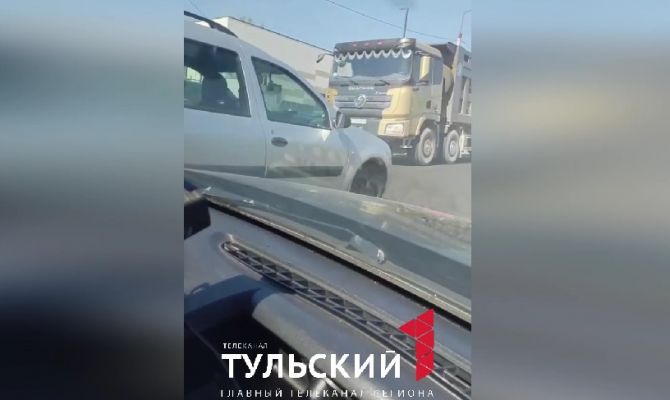 На трассе М-2 «Крым» образовалась пробка из-за тройного ДТП