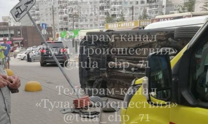 В Туле на улице Вильямса перевернулась легковушка