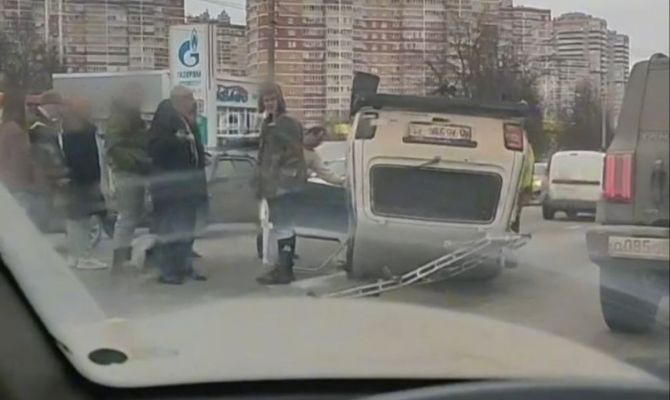 В Туле на проспекте Ленина перевернулась «Нива»