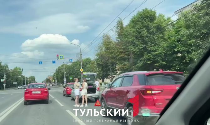 В Туле на проспекте Ленина произошло тройное ДТП 