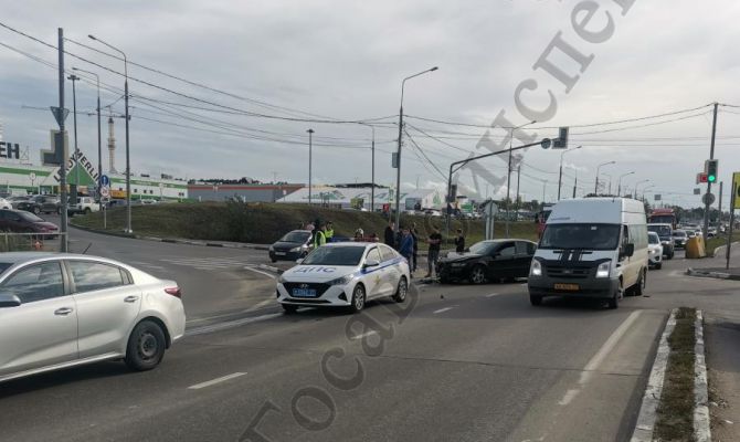 В Туле 23-летний водитель проехал на красный свет и устроил ДТП