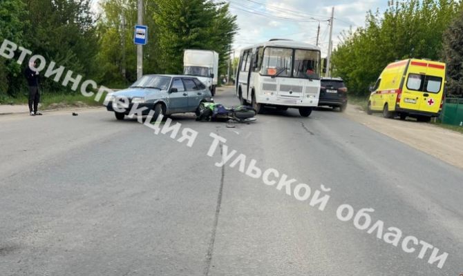 В Новомосковске водитель "Лады" столкнулся с мотоциклом