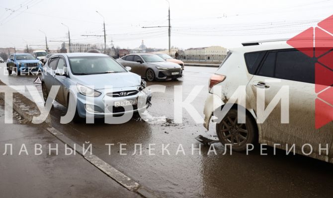 На Зареченском мосту в Туле столкнулись две легковушки