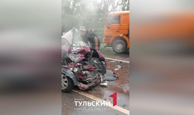 На трассе "Тула-Новомосковск" под Киреевском легковушка заехала под грузовую "Газель"