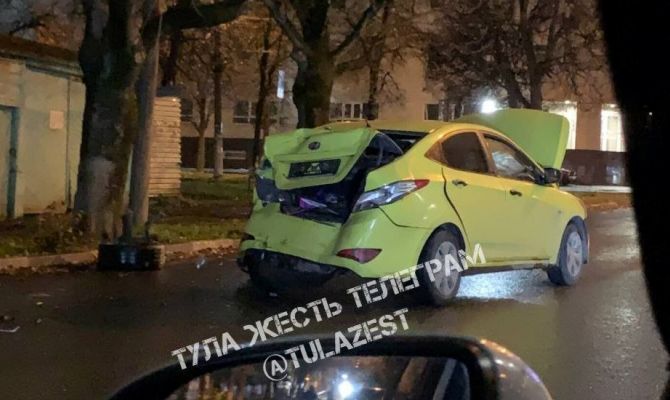 Ночью в Туле водитель протаранил несколько авто и сбежал с места ДТП