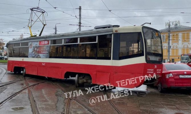 В Туле на улице Советской из-за ДТП встали трамваи