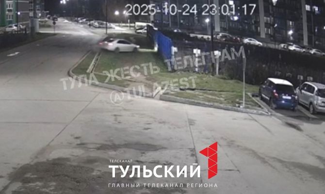 Автомобиль протаранил забор в тульском ЖК "Наши Баташи"