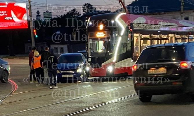 В Туле около ТЦ "Рио" легковушка врезалась в трамвай