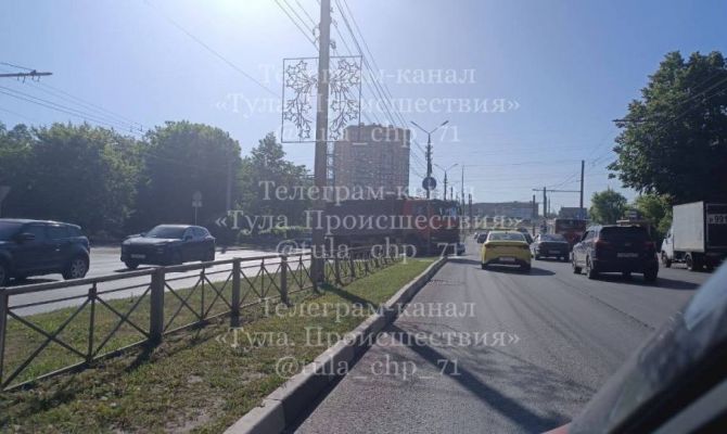 В Туле на улице Ложевой из-за ДТП образовалась пробка