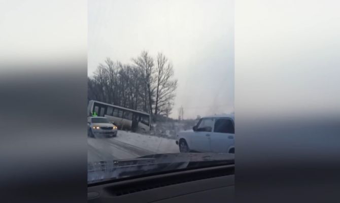 В Ясногорском районе автобус слетел с дороги