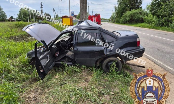Под Тулой 35-летний водитель выехал на «встречку» и врезался в столб: есть пострадавшие