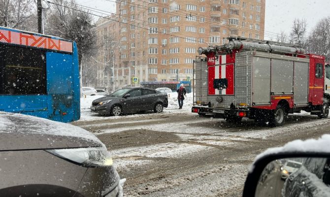 В Туле ДТП возле ТулГУ с автобусом и иномаркой стало причиной пробки