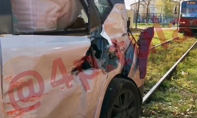 В Туле на перекрестке улиц Кирова и Баженова трамвай врезался в легковушку