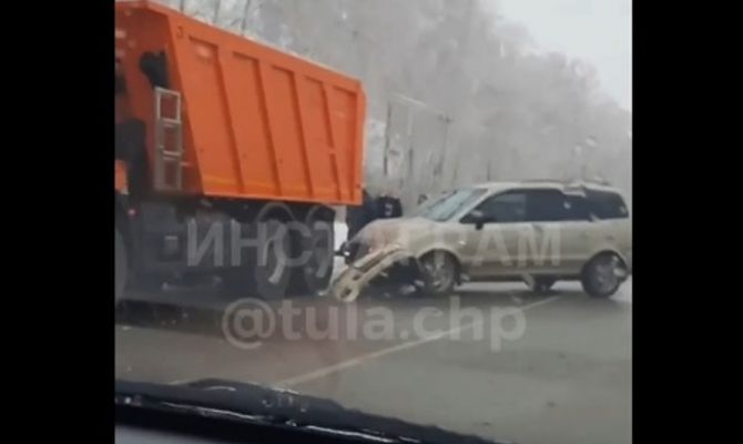 В Тульской области на дороге легковушка врезалась в самосвал
