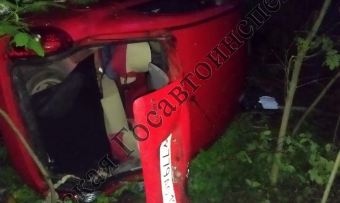 Пьяный пенсионер на легковушке съехал в кювет и перевернулся