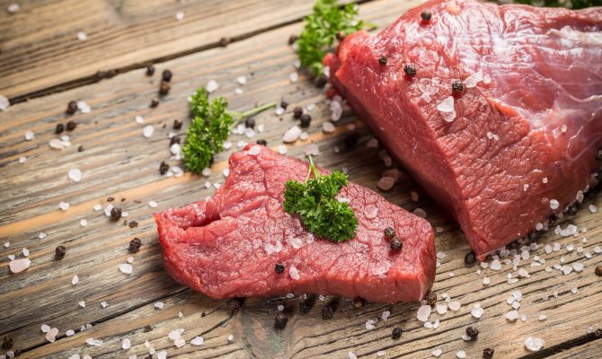 В тульском кафе нашли тухлое мясо без маркировки 