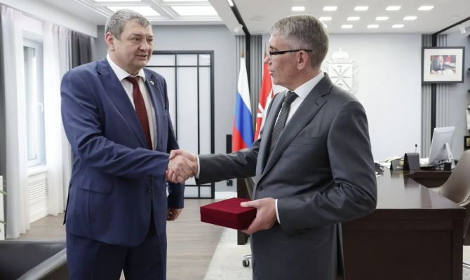 Дмитрий Миляев поздравил главу Горловки с получением медали "За храбрость"